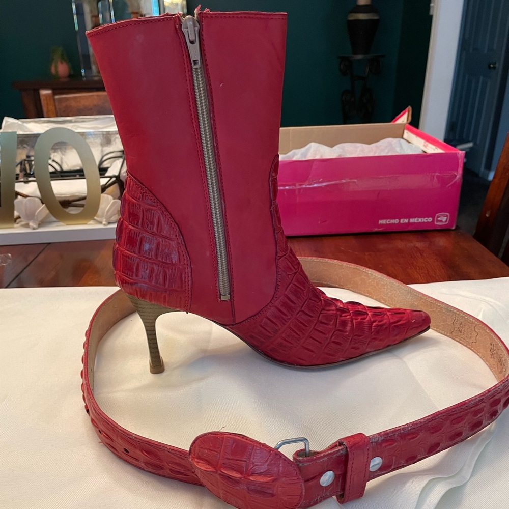 Never worn new leather boots with belt.